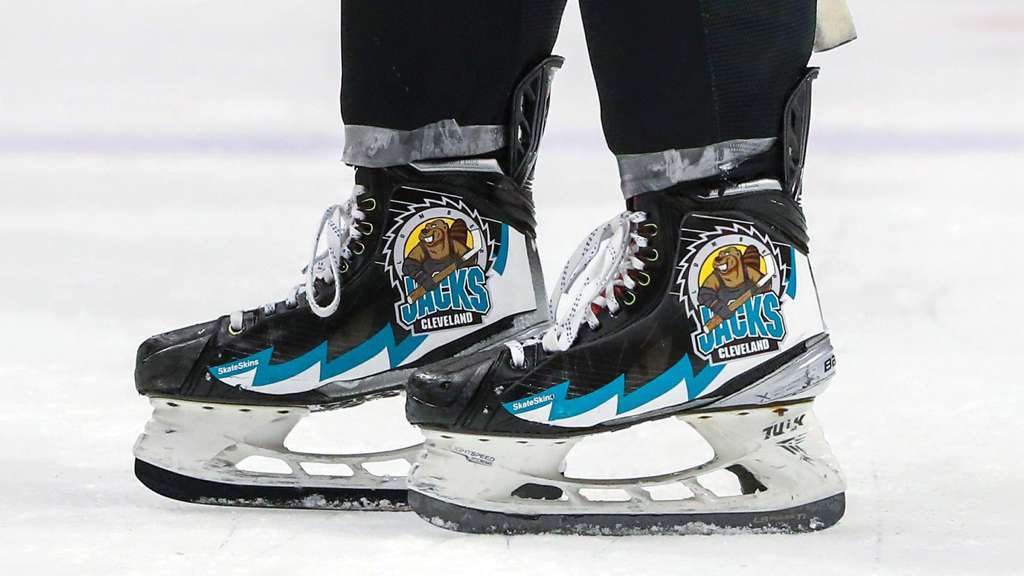 TRUSTED BY THE PROS. 
WORN IN EVERY LEAGUE.